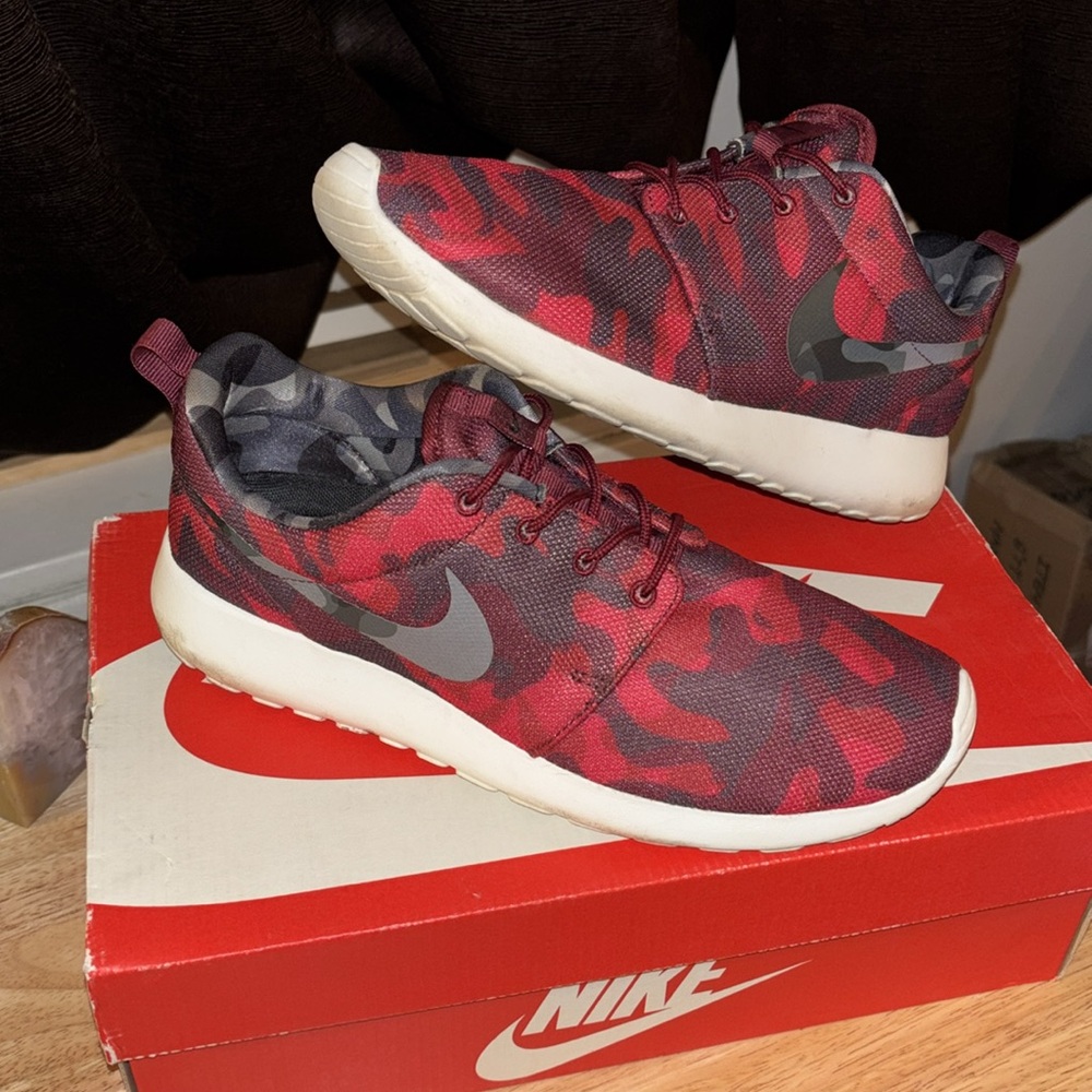 Nike Roshe Red Camouflage Sneakers 👟